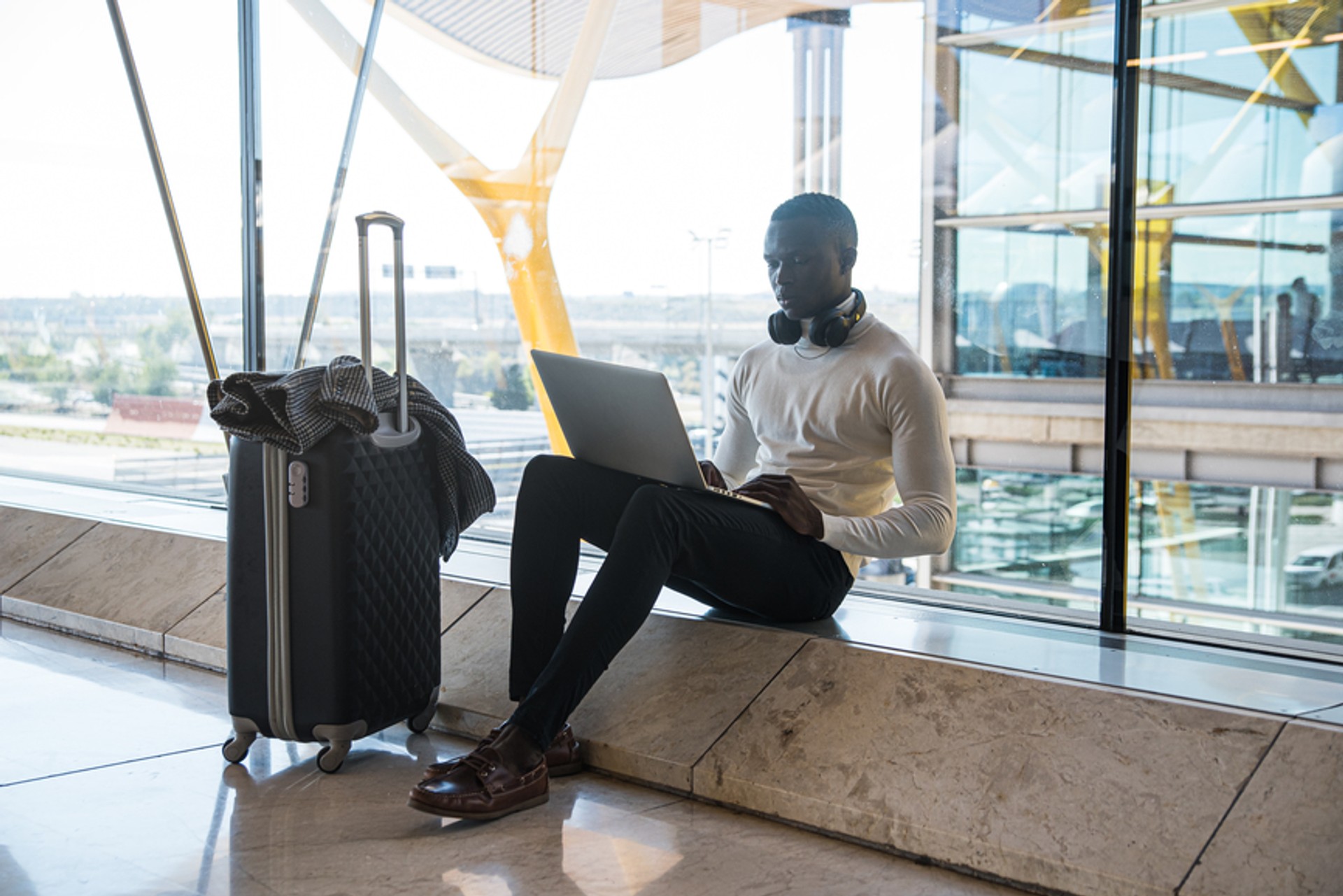 An employee generating his per diem business travel reports from the airport through Payhawk spend management solution